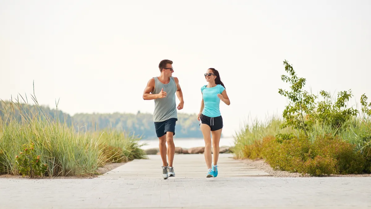 Personnes pratiquant des exercices physiques adaptés comme le yoga ou la natation pour soulager les douleurs de fibromyalgie.