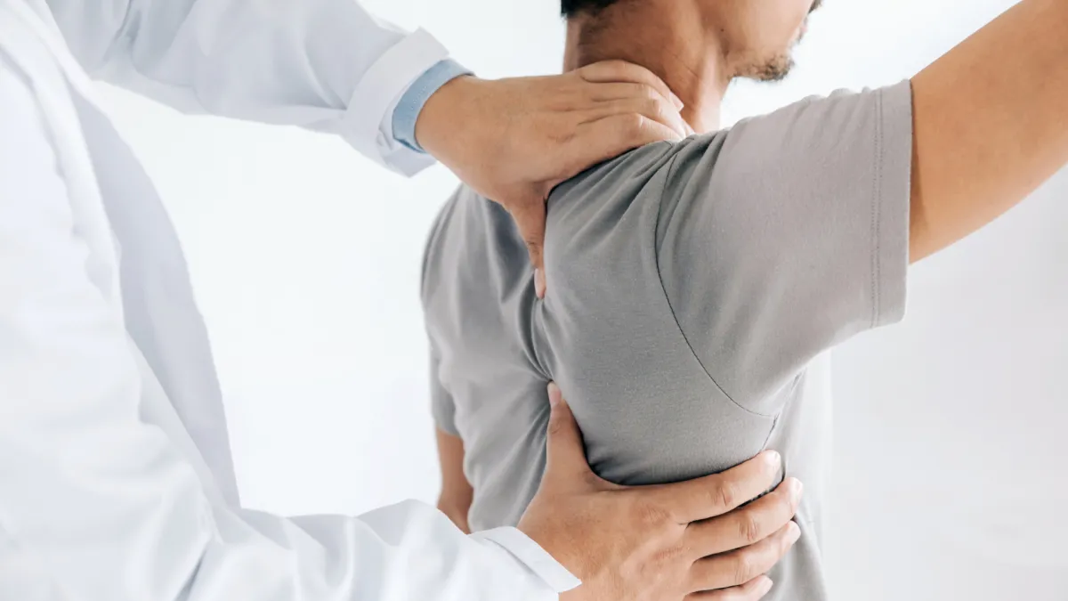 Illustration montrant des techniques de soulagement de la douleur entre les omoplates, telles que les pauses actives, la kinésithérapie et l'exercice physique.