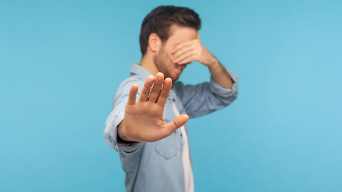 Image illustrant une personne ignorant un mal de dos persistante — attention à ne pas retarder la consultation médicale.