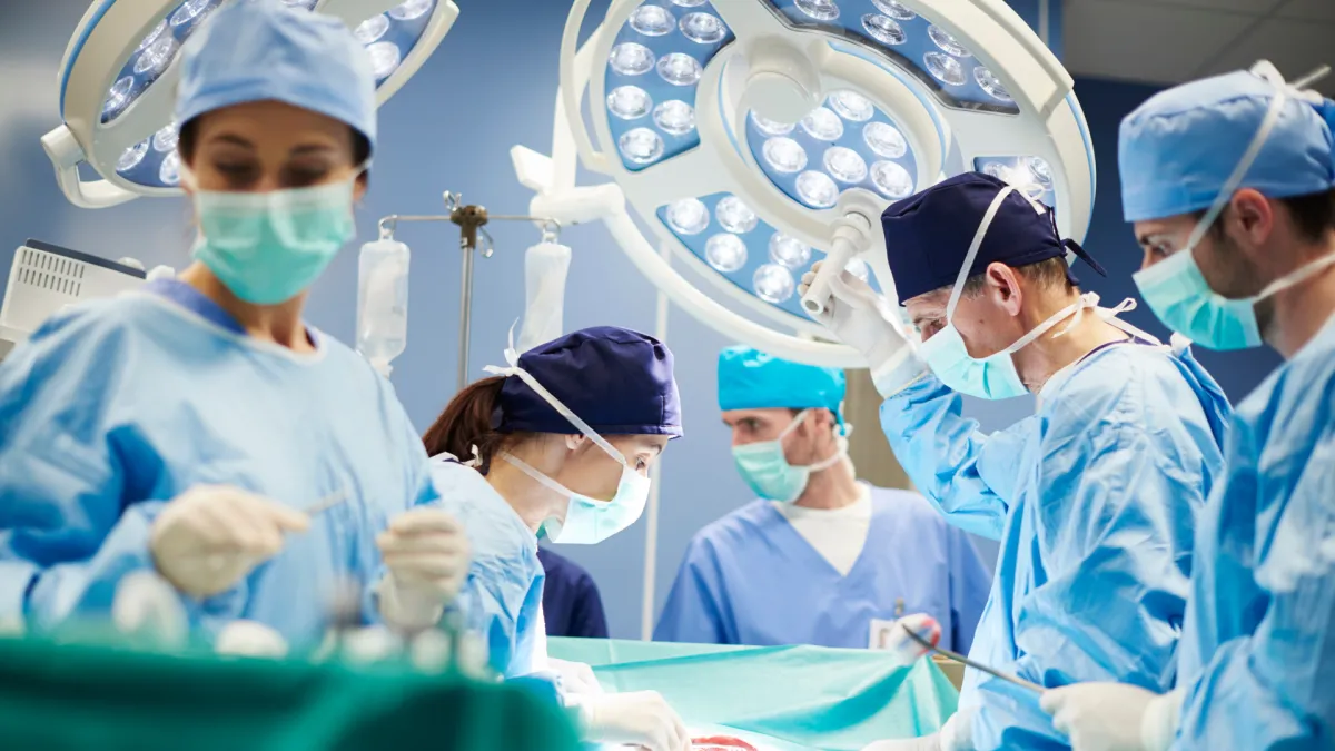 Patient discutant des options de traitement pour le mal de dos, hésitant entre physiothérapie et chirurgie, représentant l’importance de ne pas opter prématurément pour la chirurgie.